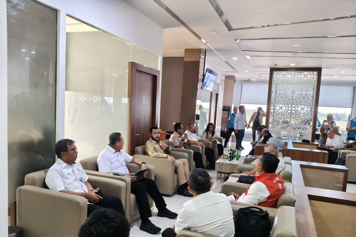 Mendarat di Padang, Dony Oskaria langsung rapat dengan Dirut BUMN, bahas bantuan banjir