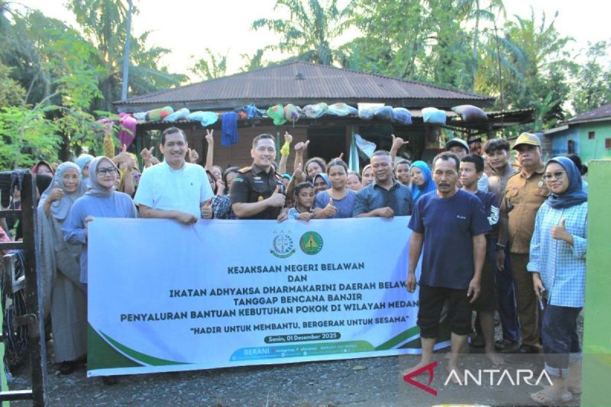 Kejari Belawan salurkan bantuan bahan makanan pokok untuk korban banjir di Medan Marelan