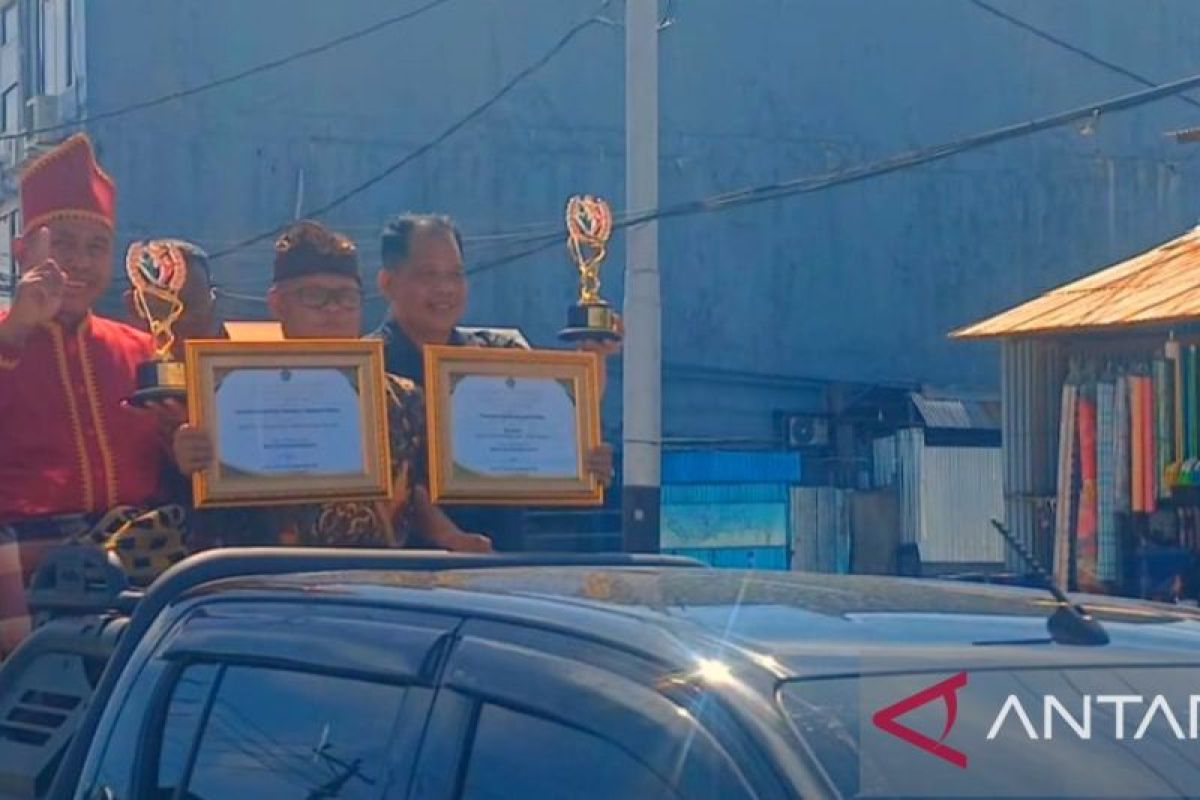 Piala Harmony Award diarak keliling Kota Timika