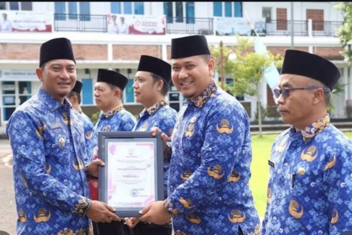 Bupati Pacitan beri penghargaan ratusan PNS pada HUT 54 KORPRI