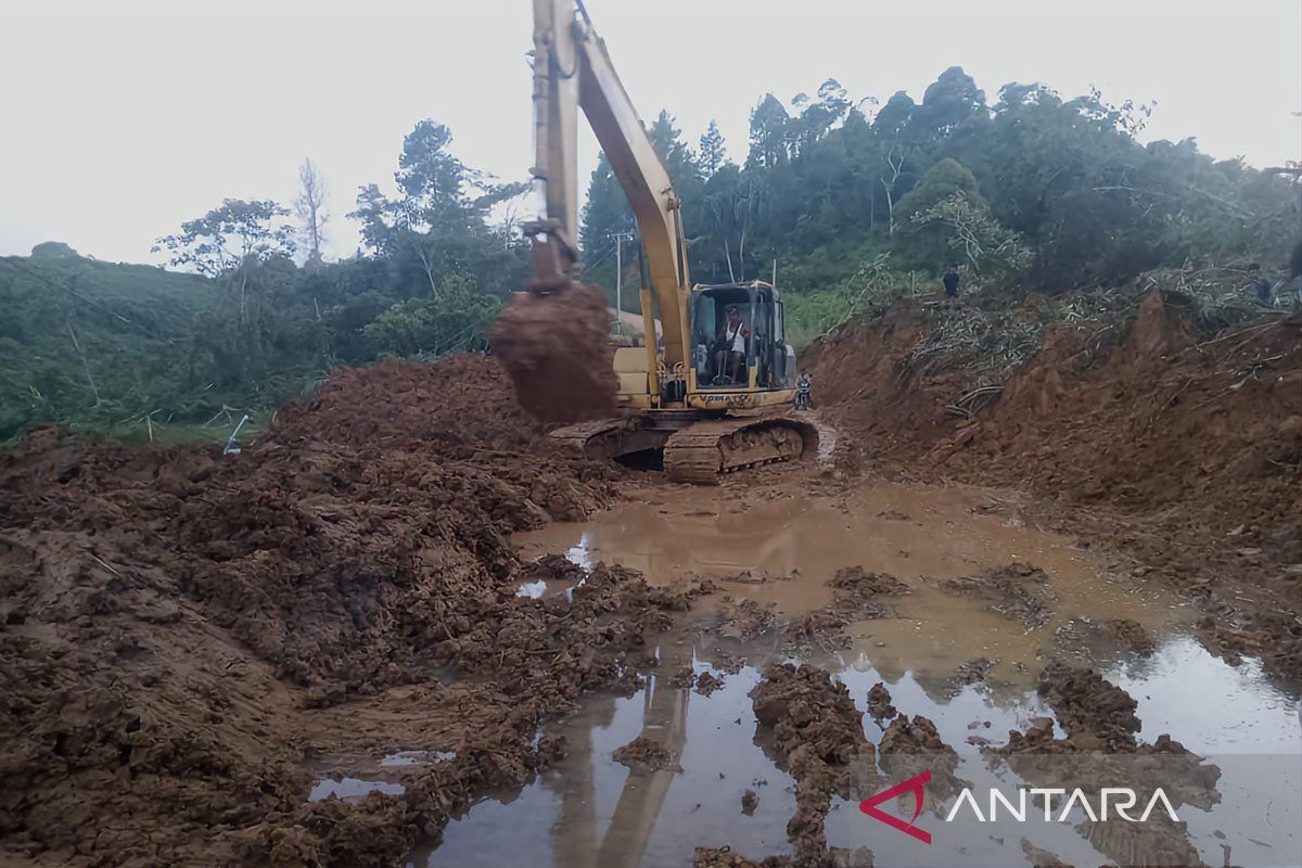 Buka akses, dua titik longsor Gunung Salak Aceh berhasil ditembus