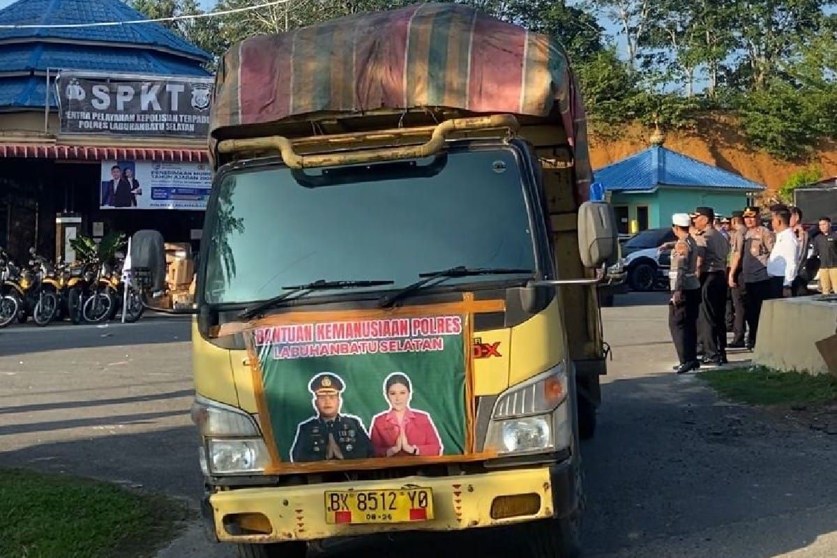 Polres Labuhanbatu Selatan salurkan logistik warga terdampak banjir di Batang Toru Tapteng