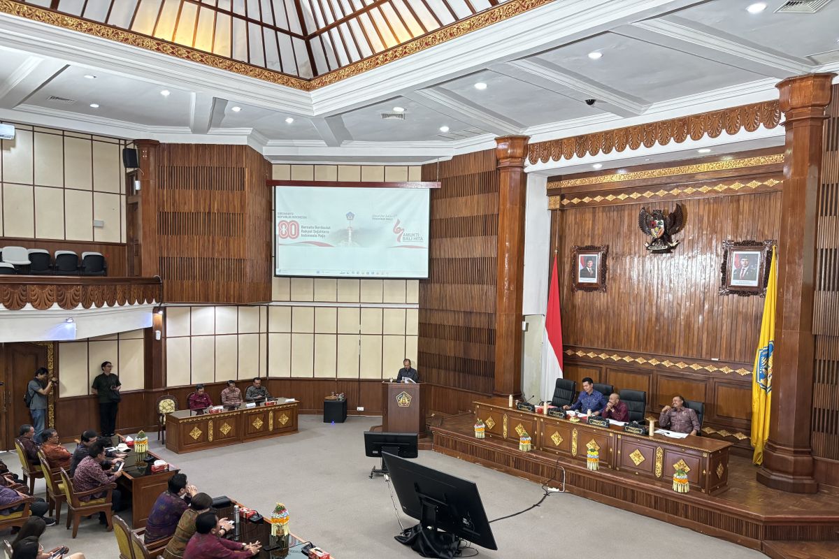 Gubernur Koster bahas raperda pengendalian toko modern lindungi warung