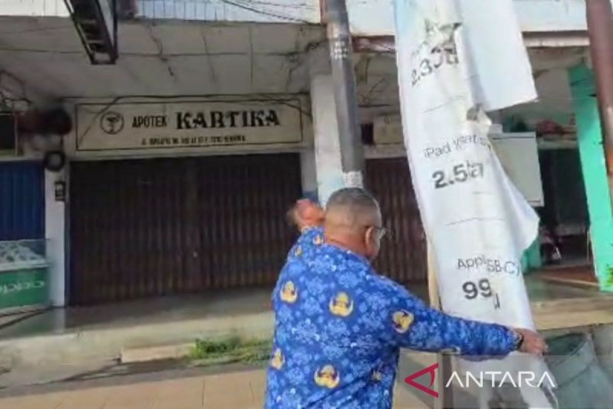 Pemkot Bengkulu tertibkan ratusan reklame dan spanduk liar