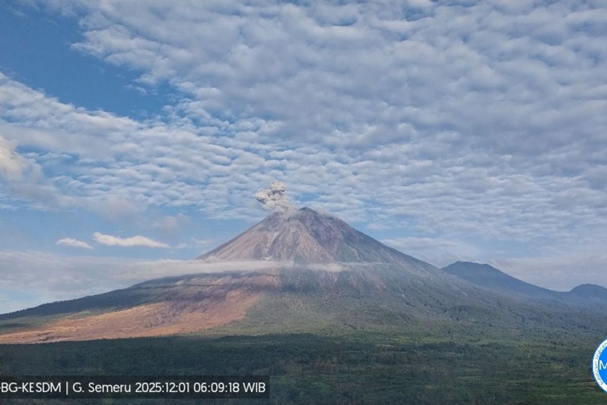 Gunung Semeru kembali erupsi Senin pagi, dengan letusan setinggi 900 meter