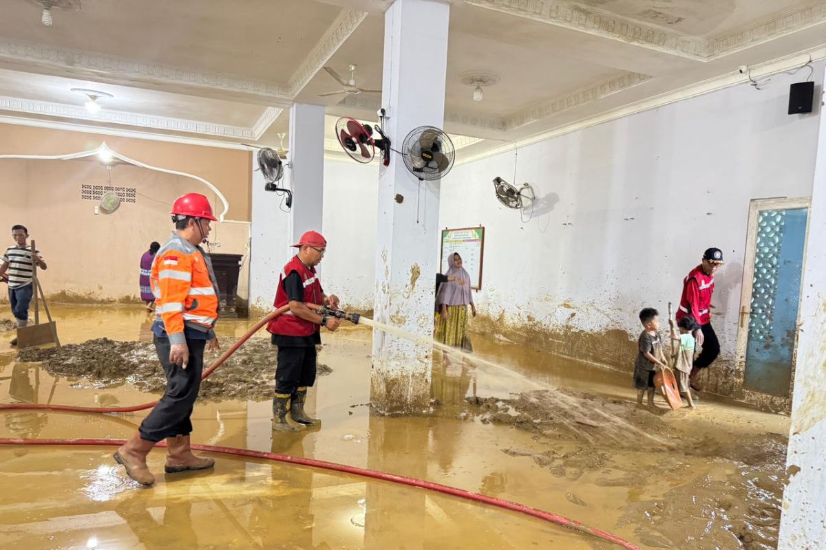 PT Semen Padang kerahkan mobil tangki untuk bersihkan masjid Istiqlal Binuang Pauh Limo pascabanjir
