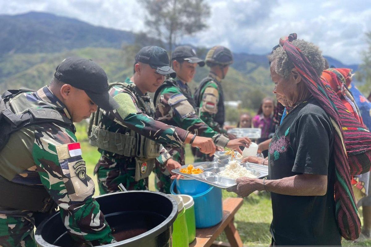 Prajurit Satgas Yonif 511 sediakan 200 paket MBG bagi warga Balingga