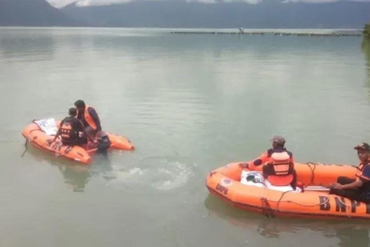 Basarnas turunkan dua perahu ke Danau Maninjau distribusi logistik bagi korban