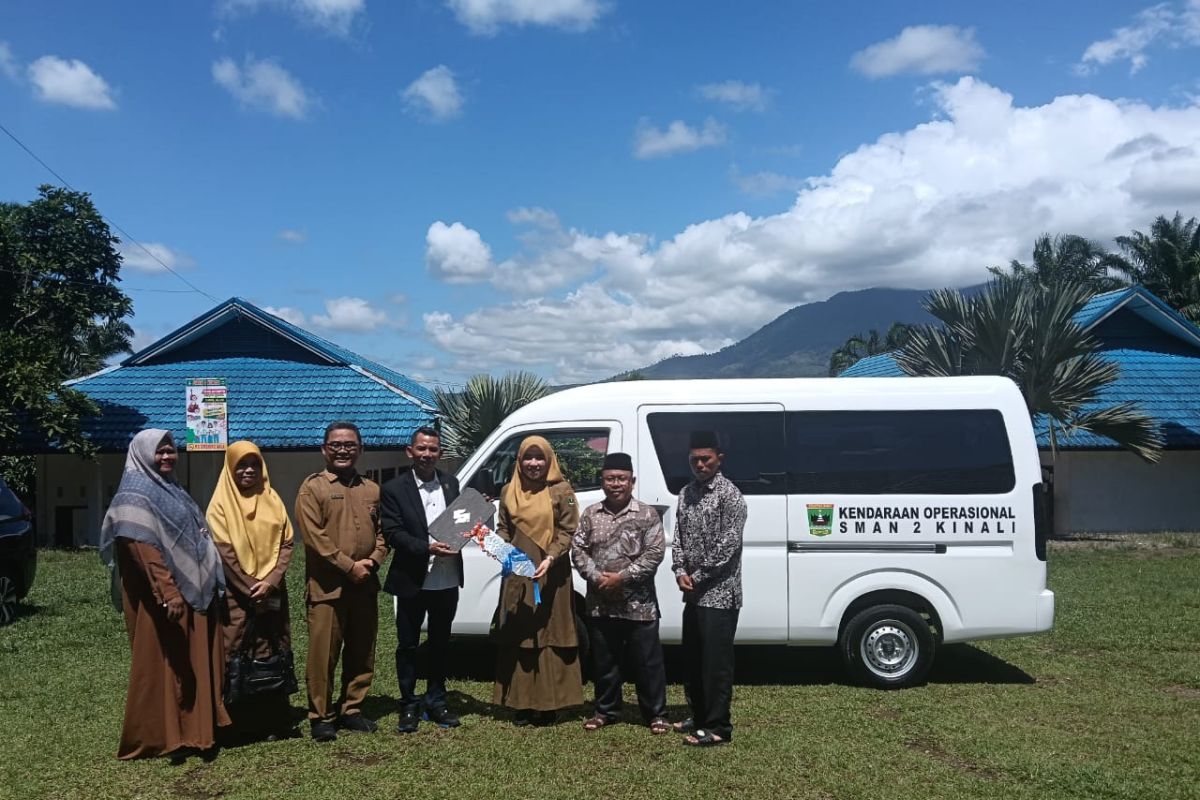 Anggota DPRD Provinsi Sumbar Ali Muda bantu satu unit mobil operasional SMA N 2 Kinali Pasbar (Video)
