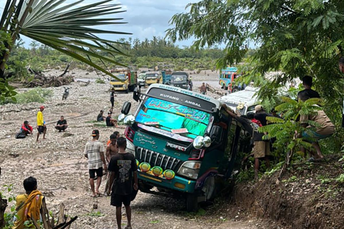Polsek: 20 truk dan bus terjebak banjir di Amfoang