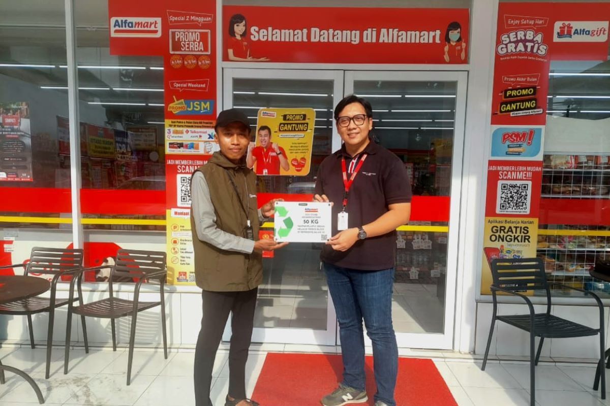 Eco Store Alfamart : Mengubah sampah menjadi paving block ramah lingkungan
