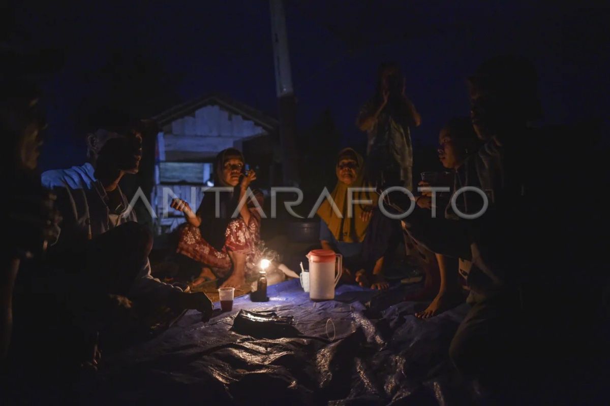 Korban banjir bandang bertahan di tenda darurat