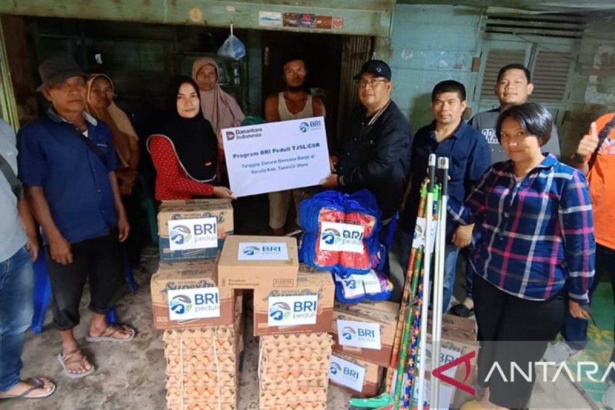 BRI Tarutung serahkan bantuan untuk korban banjir Pahae Jae dan Purbatua
