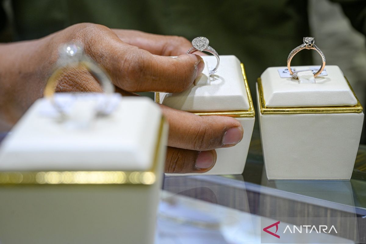 Harga emas di Pegadaian Jumat ini menurun