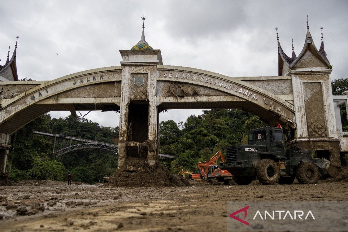 Sumbar sebut 16 ruas jalan provinsi terdampak bencana hidrometeorologi