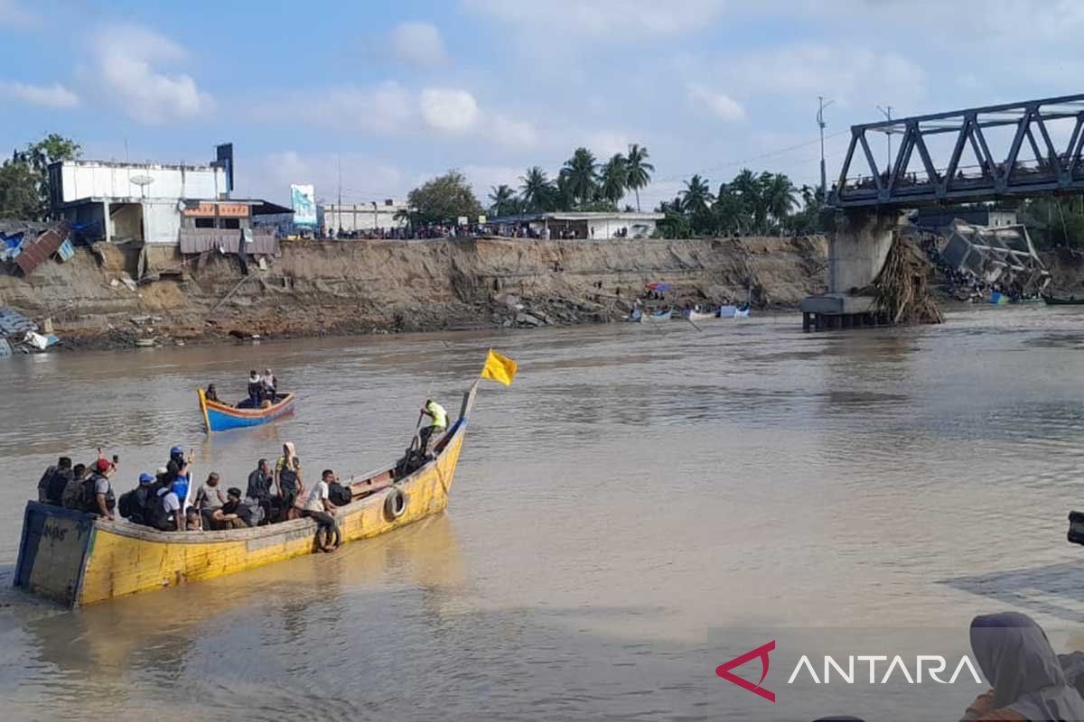 Update Bencana Aceh, ini tarif perahu di jembatan putus Kuta Blang