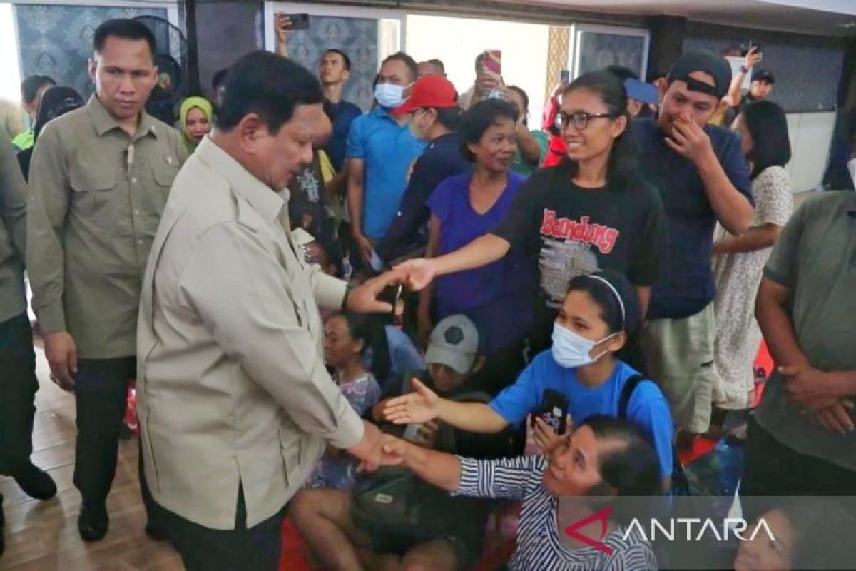 Prabowo disambut peluk haru warga saat tinjau lokasi bencana Tapteng