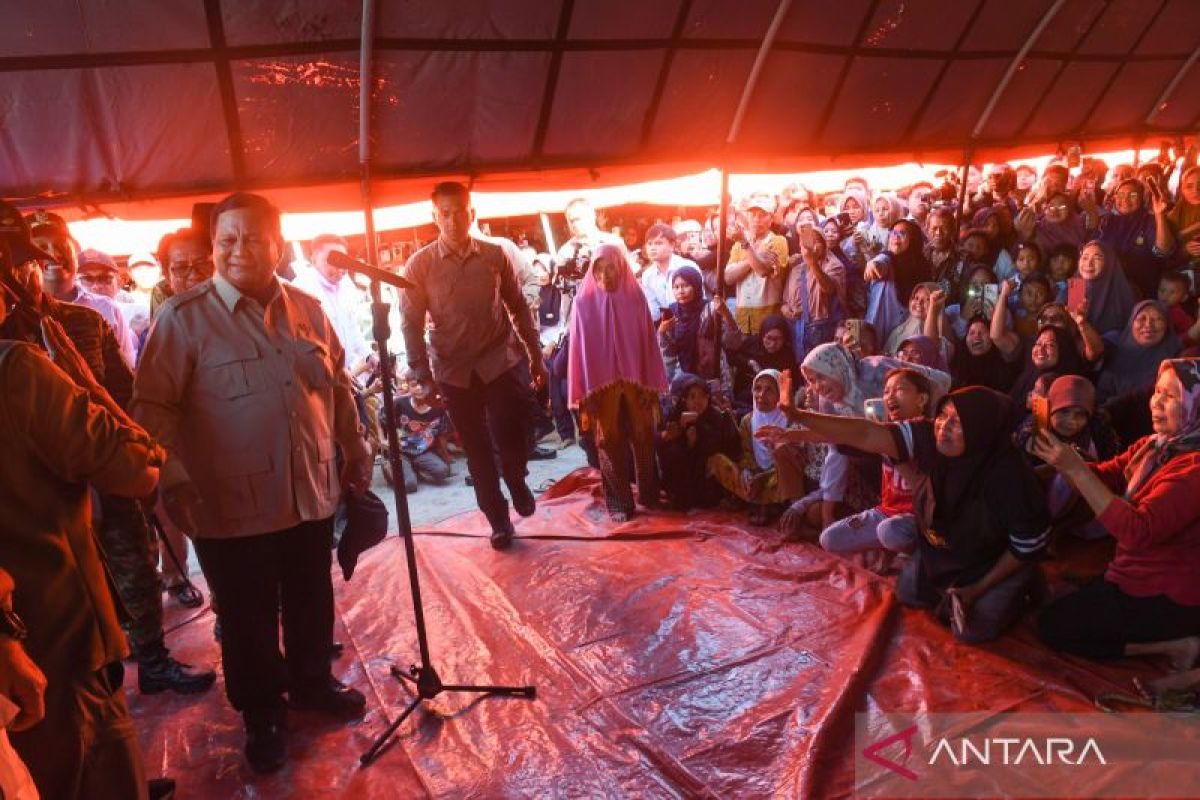 Di Padang Pariaman, Prabowo janji perbaiki rumah pengungsi yang rusak