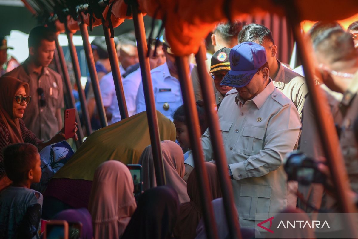 Politik kemarin, Prabowo tinjau bencana hingga bantuan DPR 15 ton 