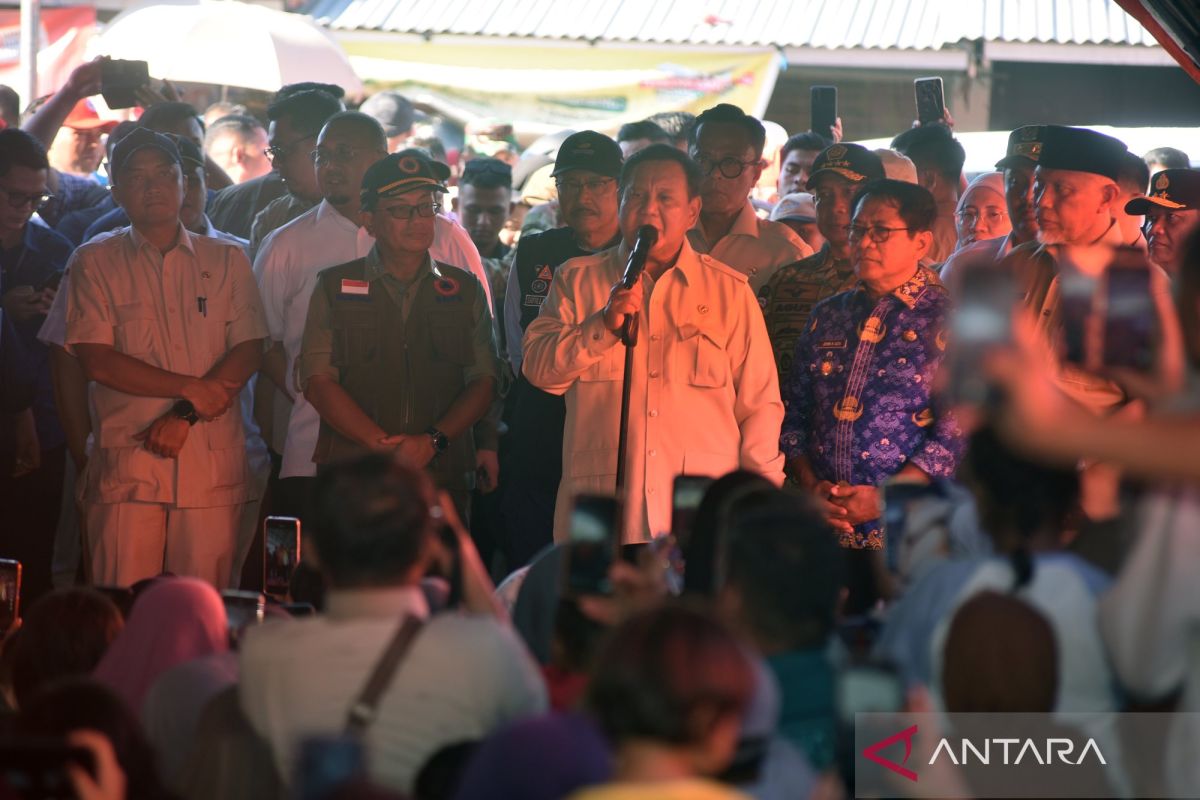 Prabowo lanjut cek distribusi bantuan dan pengungsi di Padang Pariaman
