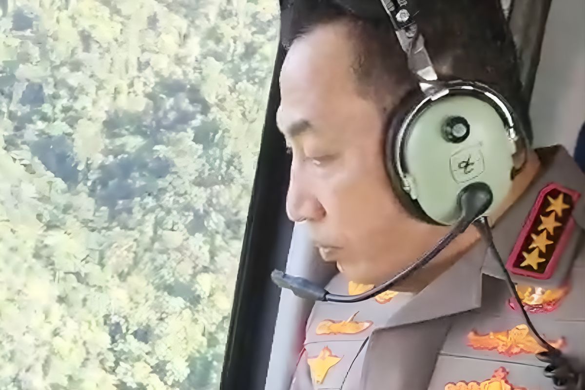 Kapolri dan Ketua Umum Bhayangkari tinjau udara dampak banjir Sumut