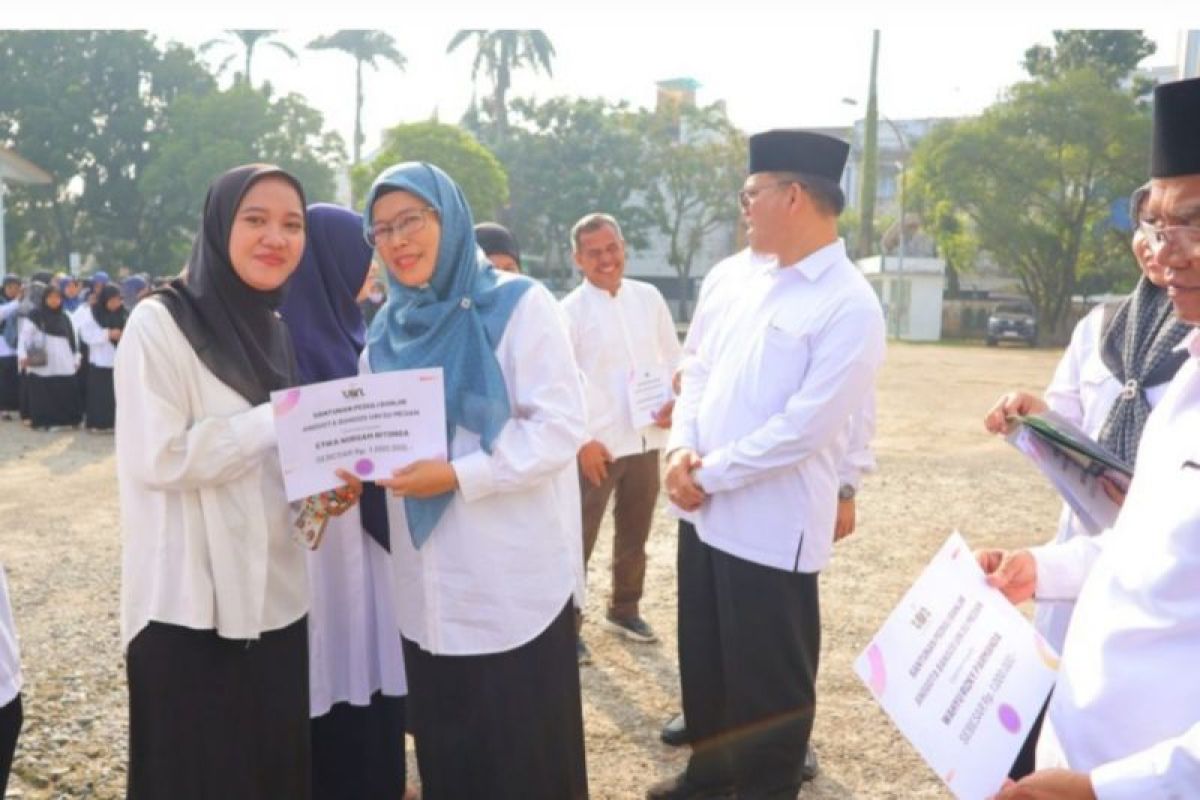 Rektor serahkan bantuan sosial Rp180 Juta bagi 147 pegawai terdampak banjir