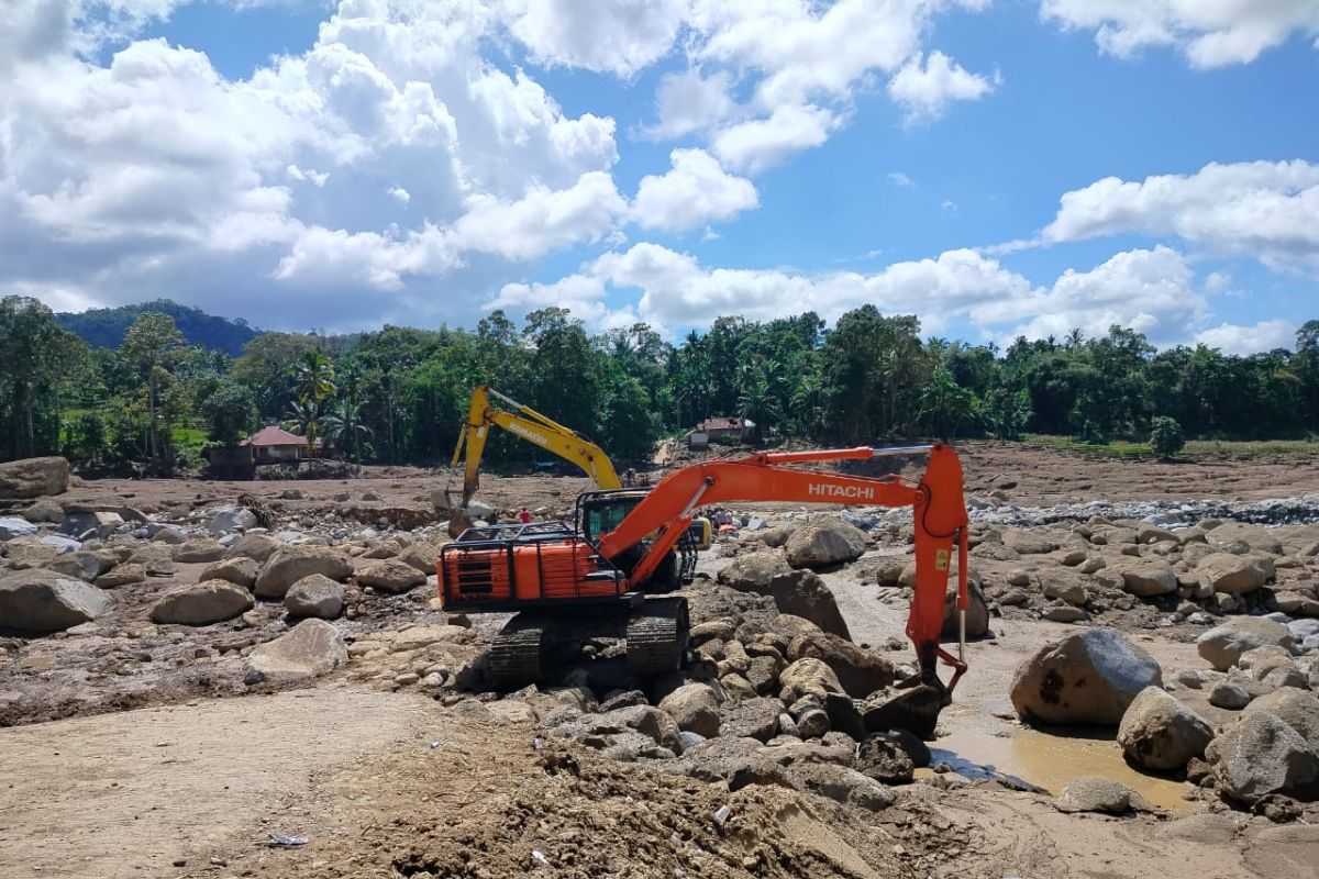 Pemkab Agam buka jalan tertimbun longsor