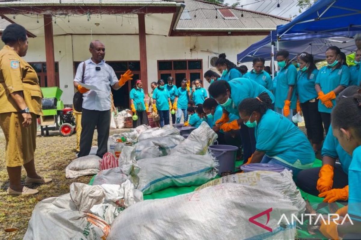 Dinsos P3A PBD latih perempuan OAP olah sampah organik bernilai ekonomi