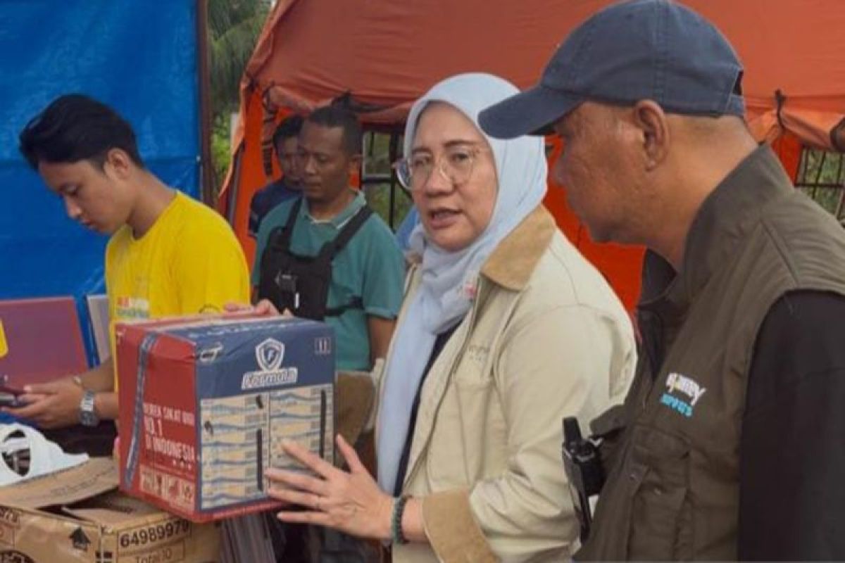Sosok perempuan tangguh BUMN di tengah aksi peduli bencana di Sumbar