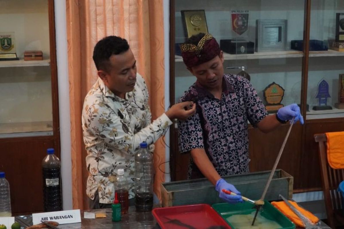 Museum NTB menggelar lokakarya merawat keris bersama tiga museum Australia
