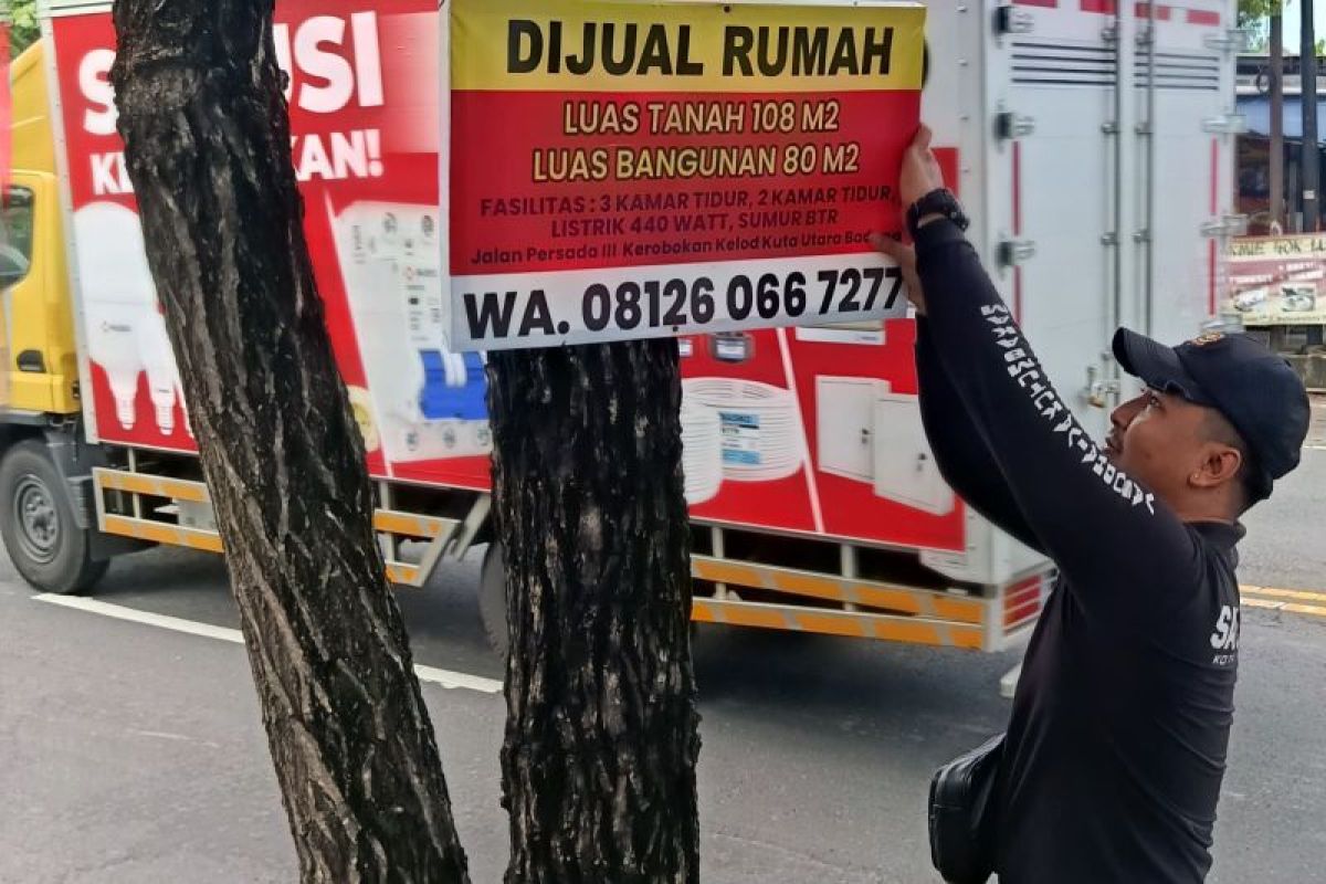 Satpol PP Denpasar tertibkan media promosi kotori fasilitasi umum