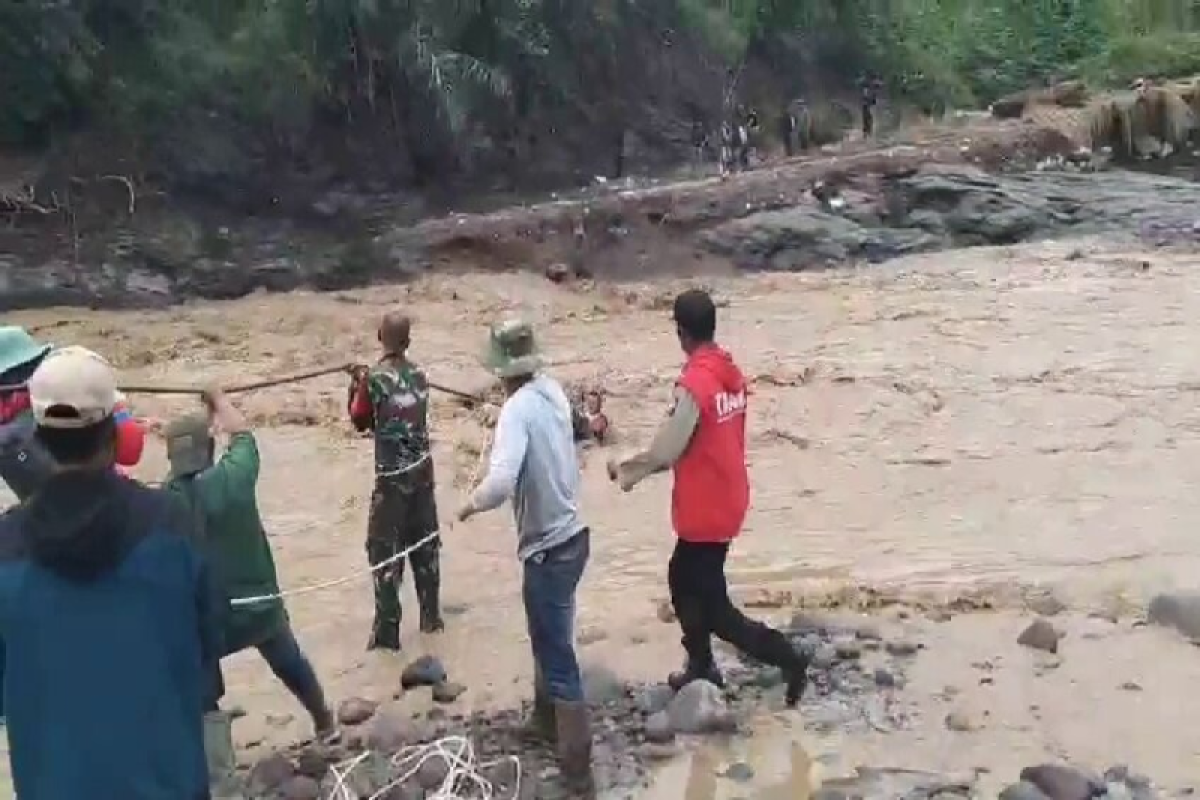 Indonesian troops brave raging rivers to reach stranded Aceh villages