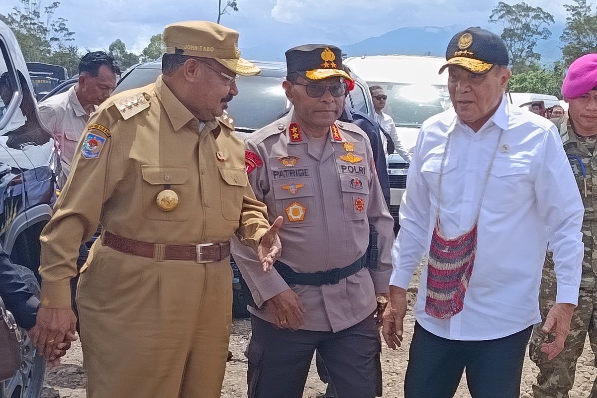 Menko Polkam dan Kepala BIN rayakan Natal bersama masyarakat Papeg