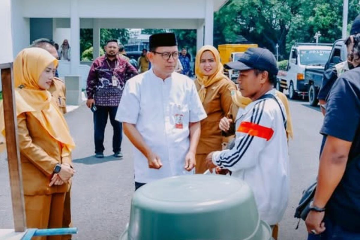 Pemkab Karawang serahkan bantuan usaha ekonomi produktif pada 80 pelaku UMKM