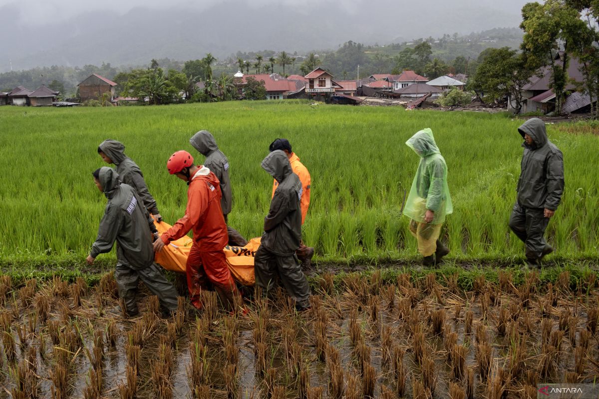 Over 1,100 SAR personnel deployed to find flood victims in W Sumatra