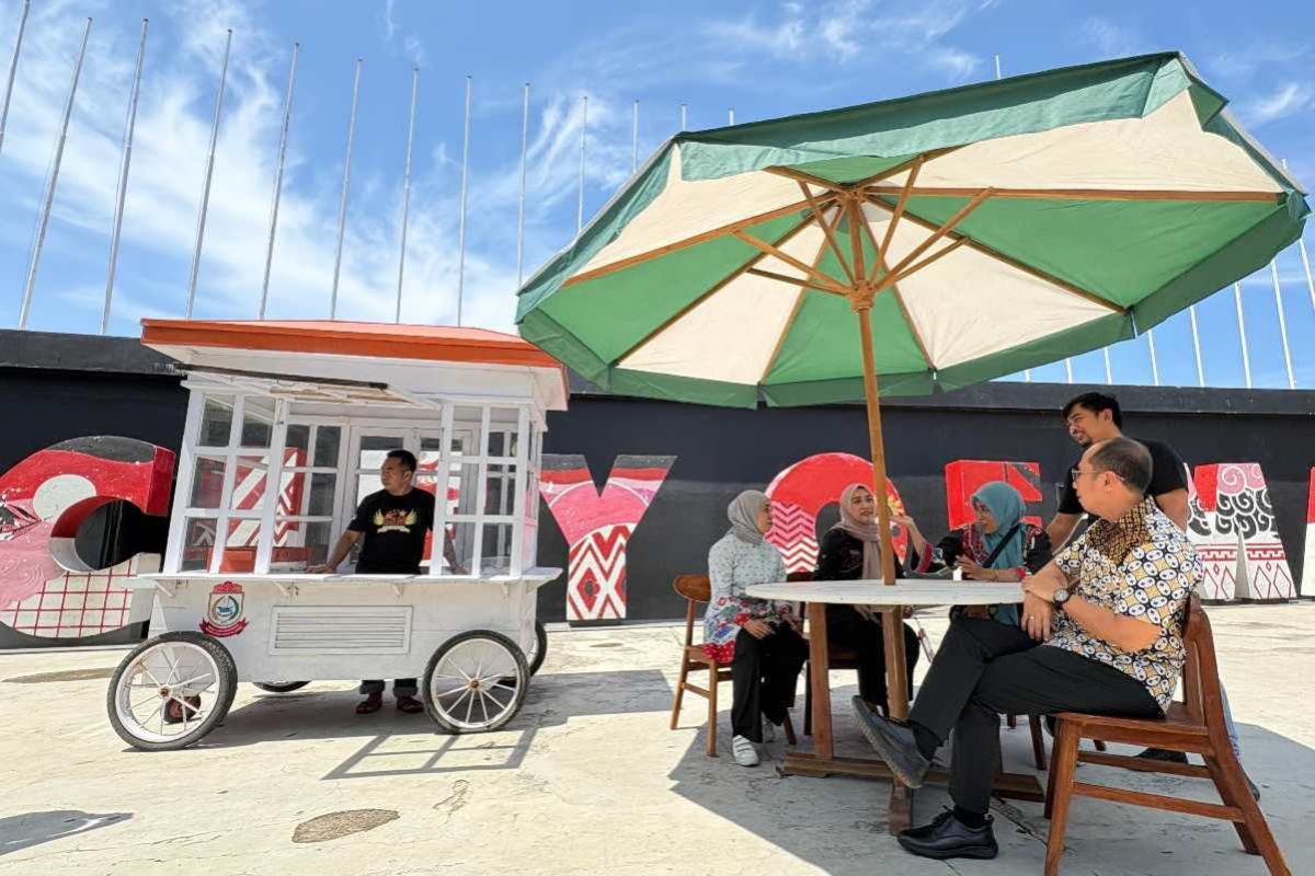 PKL Losari Makassar yang bersedia ditata dapat bantuan gerobak