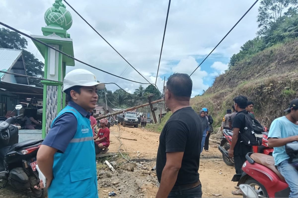 ULP PLN Simpang Empat pacu perbaikan aliran listrik di lokasi longsor menuju Talamau