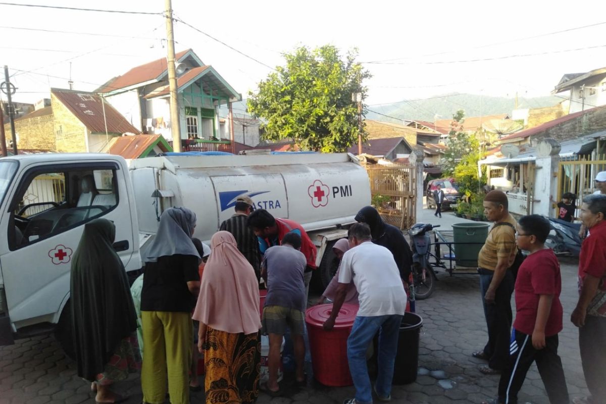PMI salurkan 250 ribu liter air bersih bagi warga terdampak di Padang