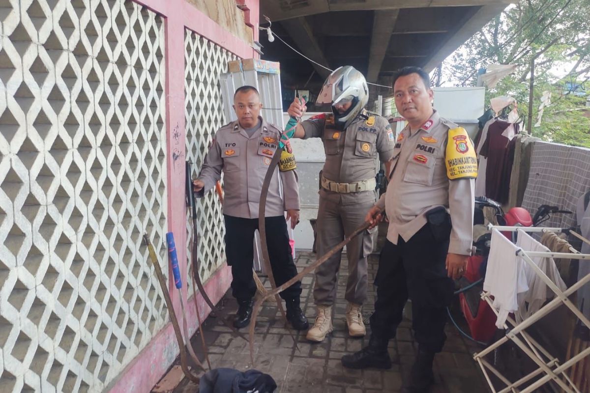 Polisi bubarkan tawuran bersajam di Tanjung Priok