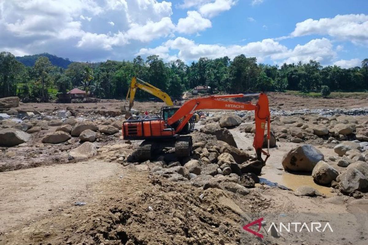 Pemkab Agam buka jalan tertimbun longsor