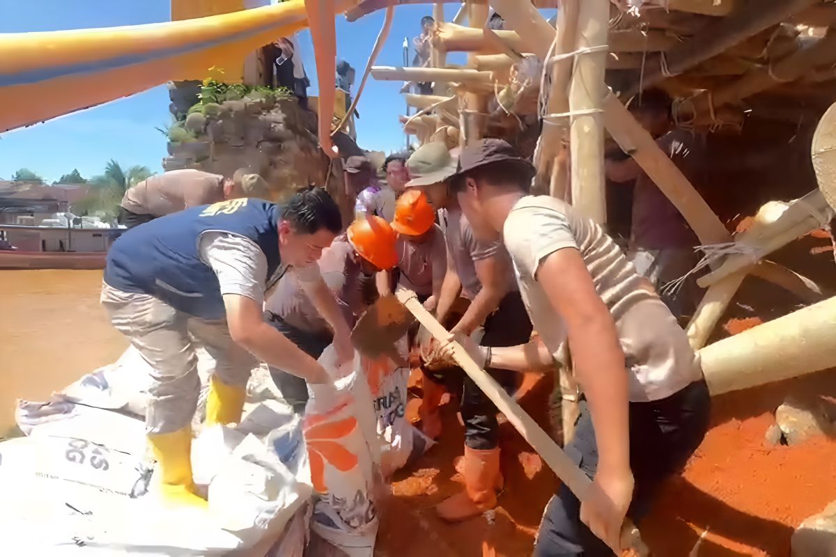 Polri perbaiki jembatan di Tapteng agar akses warga kembali pulih