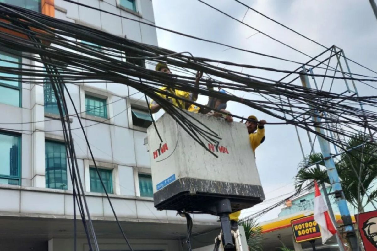 Jaksel tertibkan kabel udara liar usai insiden jeratan di Pondok Labu
