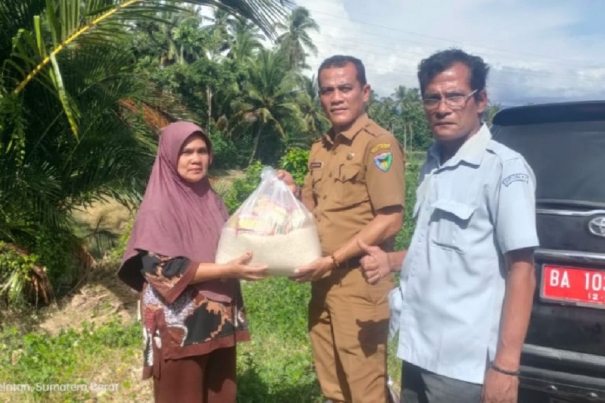 Plt. Camat Bayang salurkan bantuan sembako untuk warga terdampak banjir
