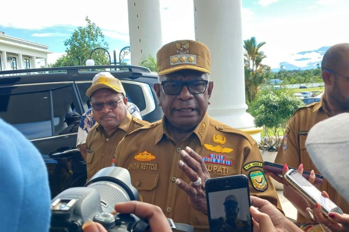 Bupati Mimika minta polisi usut tuntas kasus pembunuhan dua warga Timika