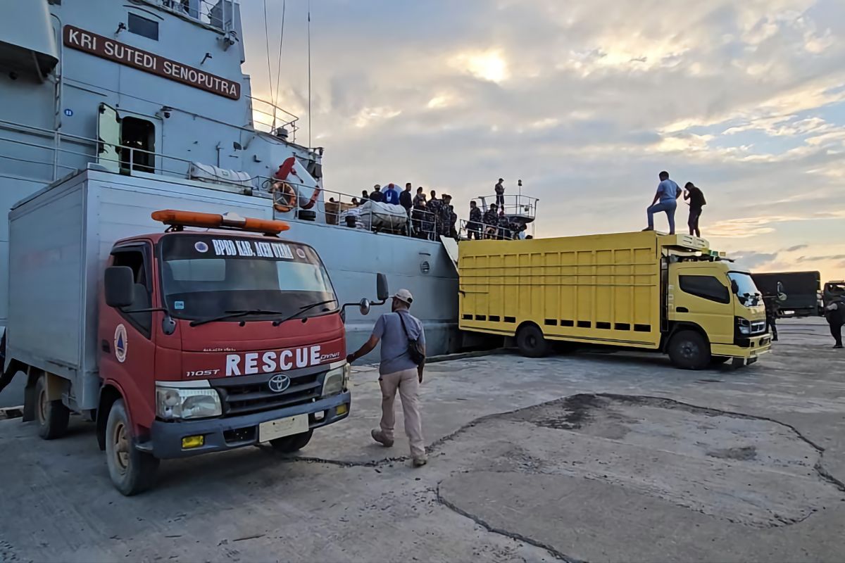 Sejumlah KRI TNI AL distribusi bantuan korban banjir di Aceh