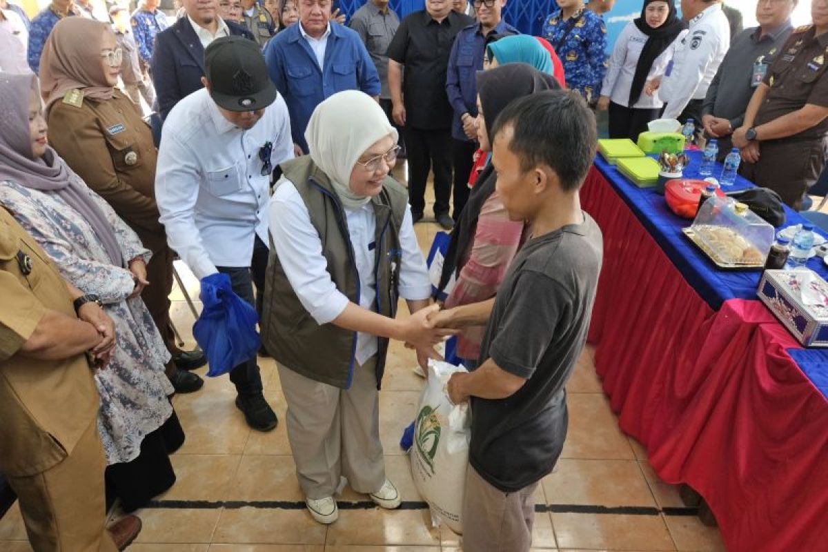 Sebanyak 86 ribu lebih warga OKU Raya terima bantuan pangan beras dan minyak goreng