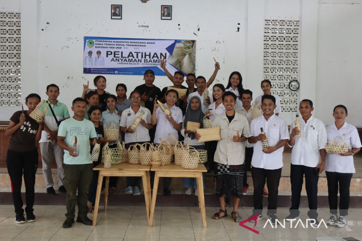 Pemkab Mabar mendorong pemuda kembangkan produk kerajinan anyaman bambu