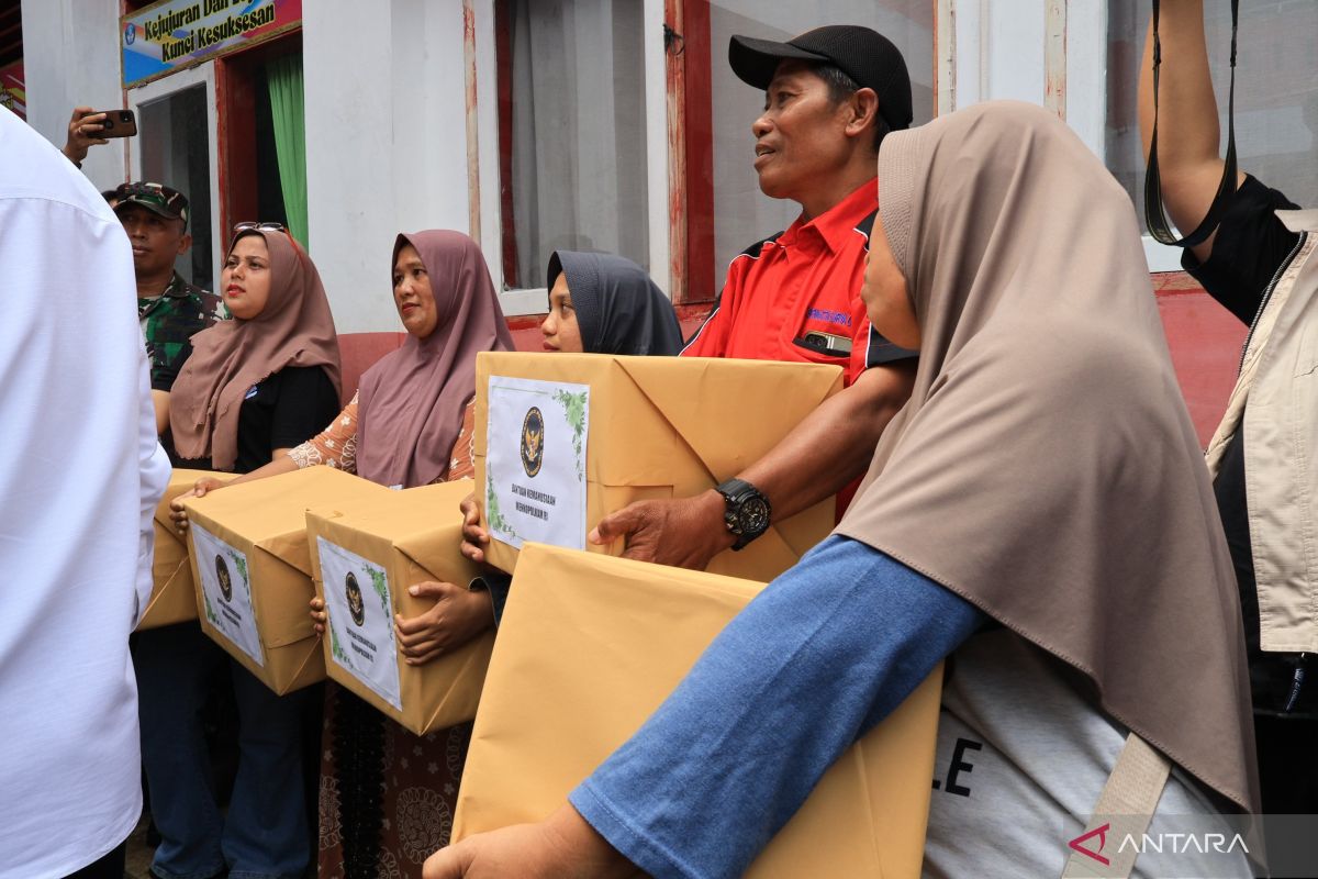 Menko Polkam serahkan bantuan ratusan juta kepada korban banjir Padang
