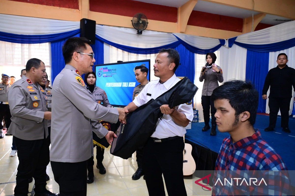 Kapolda Jambi berikan peralatan musik kepada penyandang disabilitas