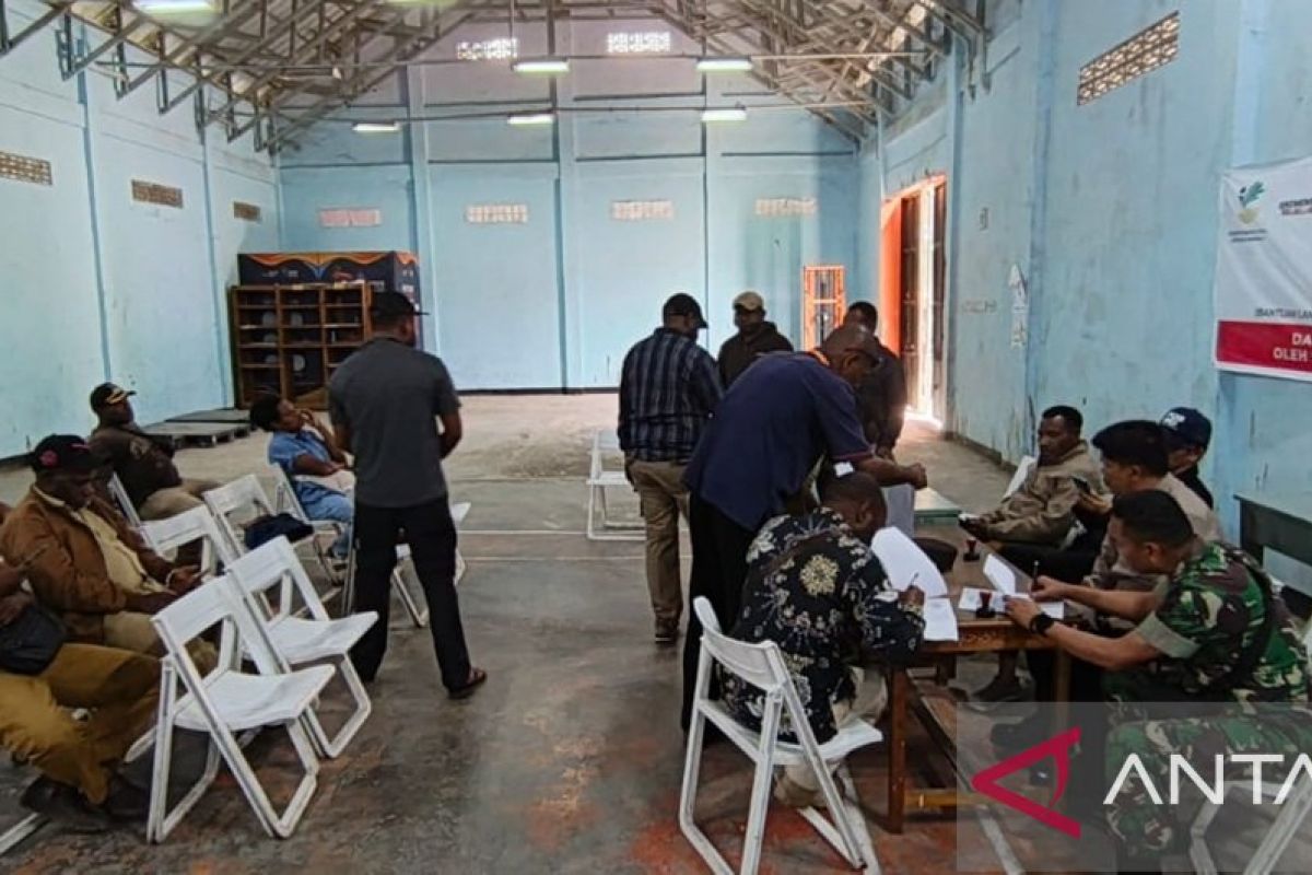 Prajurit TNI Posramil Kobakma amankan proses penyaluran BLTS Kesra Tahun 2025